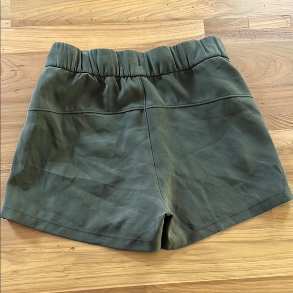 Lululemon Athletica On The Fly Green Shorts Sz 2 EUC - Picture 2 of 4